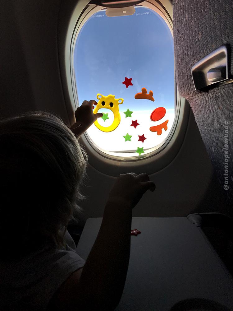 Distração para crianças durante o voo