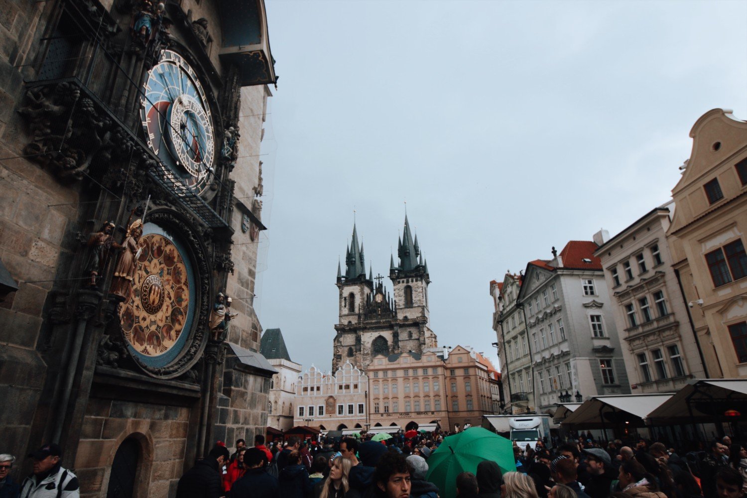 Praça principal de Praga e o relógio Astronômico