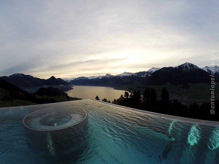 Nascer do sol na piscina do Villa Honegg - Suíça