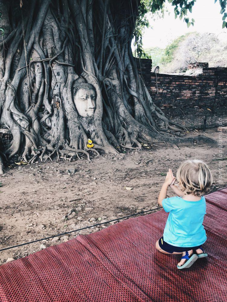Wat Mahathat - Ayutthaya com crianças 