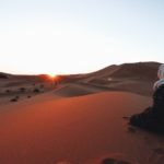 Dani observando o nascer do sol no Deserto do Saara